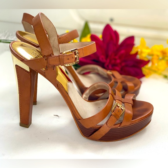 MICHAEL KORS….. brand women shoes size 10. Brown color with golden trim heels - Picture 2 of 5